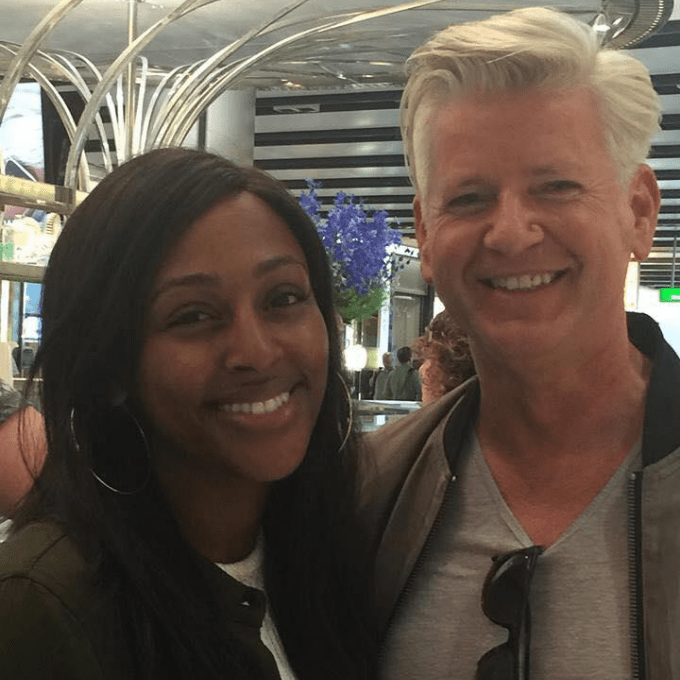 While one of TEMPLESPA’s directors was en route to Chicago, they happened to bump into Alexandra Burke, who shared that her must-have products for a long-haul flight are REPOSE Relaxing Night Cream and AAAHHH! Soothing Balm for Aching Feet & Limbs. 📸 Selfie courtesy of Dorian Hammond.